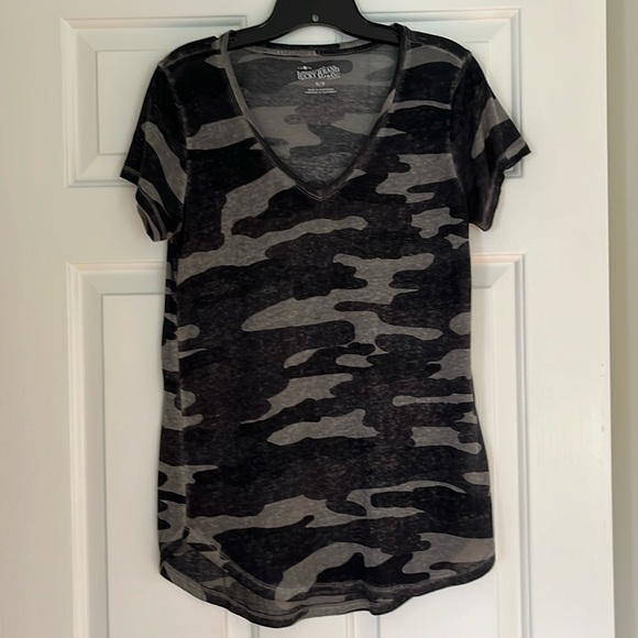 Super Cute Camo V-neck High/Low Top - Picture 1 of 7